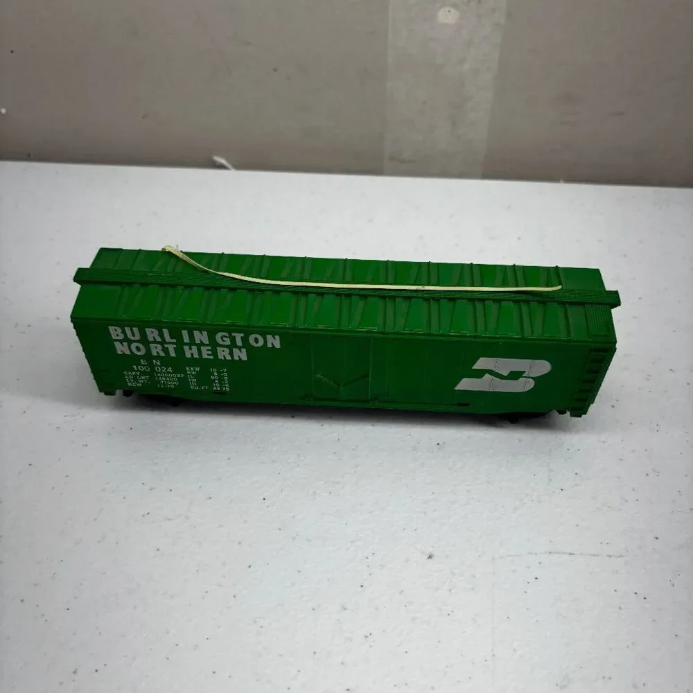 TYCO‎ Burlington Northern 100024 50' Plug Door HO Scale Box Car Train Vintage